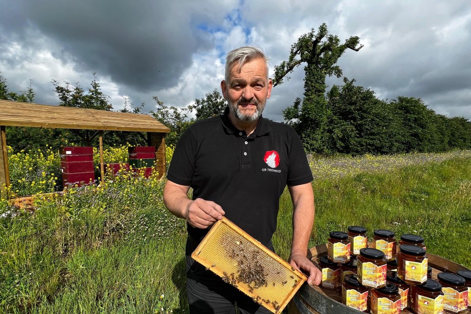 Gert Geboers, werknemer bij GR Technics en erkend imker, mag op het bedrijfsterrein in Beerse bijen houden en ook honing produceren. 