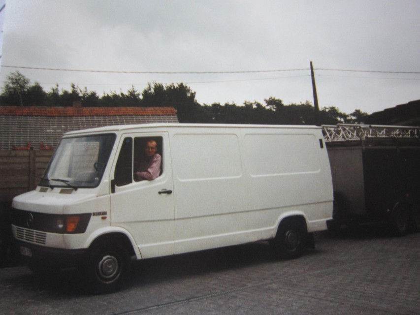 Peter Bossaerts met zijn witte camionette met aanhangwagen van Discobar Piraat.