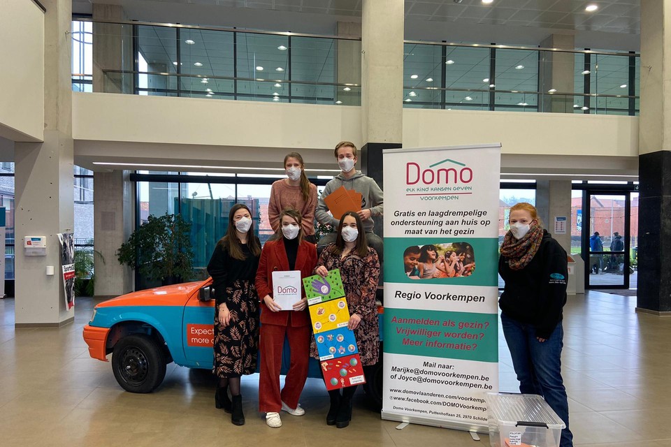 De studenten van de lerarenopleiding met de boxen die ze ontwierpen voor Domo.