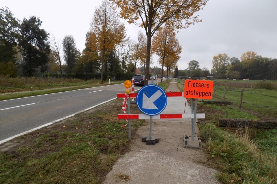 Het fietspad op de Gierlebaan in Lille wordt compleet vernieuwd. Er komt een asfaltlaag over en die wordt breder dan het huidig fietspad.