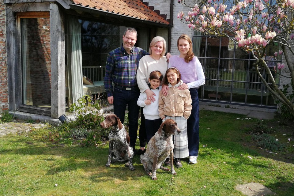 Maarten en Cathy Fonteyne met hun kinderen Delphine, Joséphine en Maurice en hun twee trouwe viervoeters .