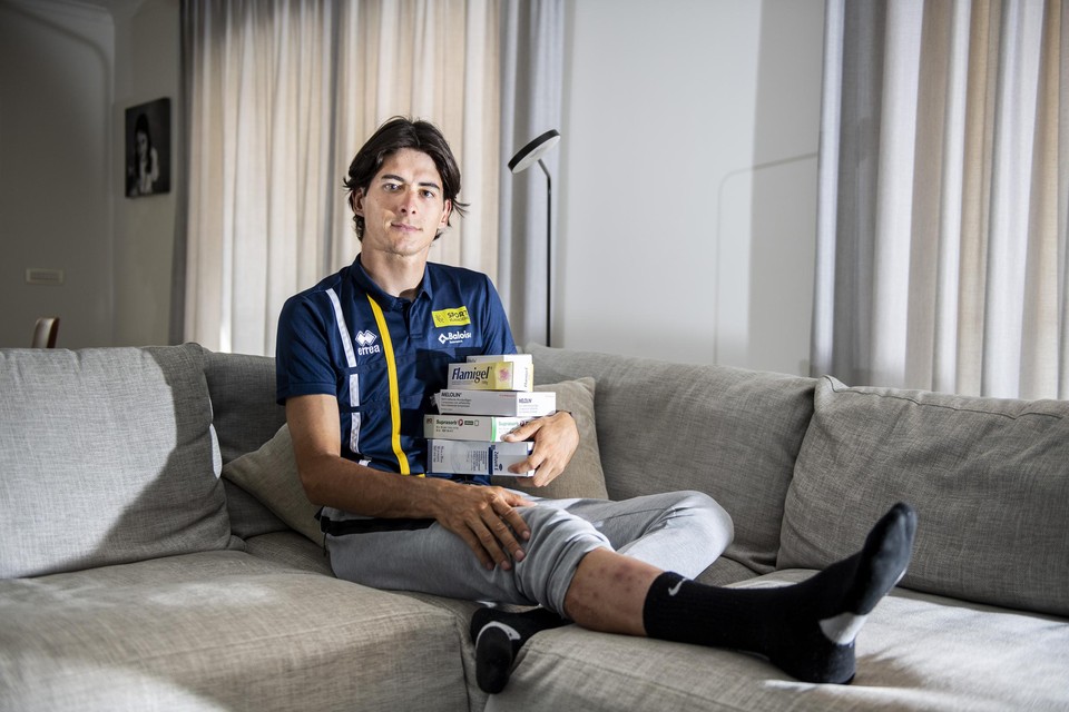 Cedric Beullens met een heleboel zalfjes die hij moet smeren opdat zijn vele schaafwonden niet zouden ontsteken.