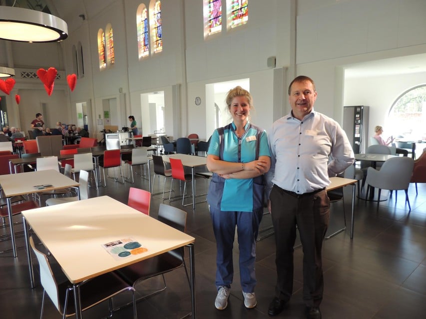 Odette Sanspeur die de vrijwilligerswerking aanstuurt, en directeur Ivo Leyssens in de cafetaria.