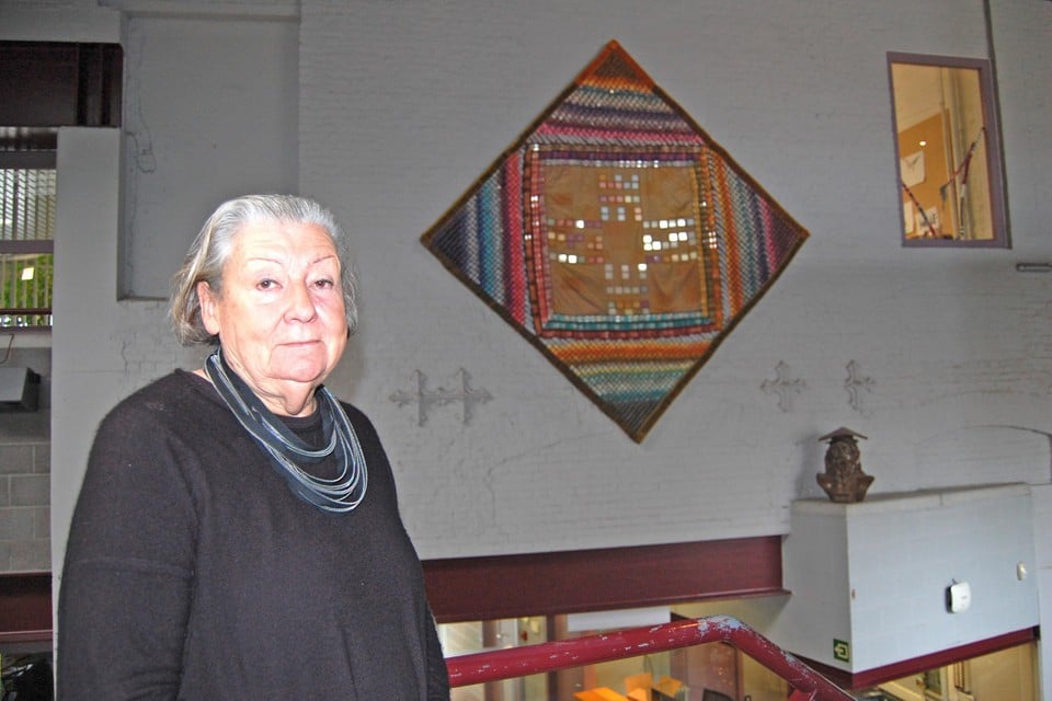 Ereburger Hilde Metz bij een van de werken die nog in Brouwerij in Kruibeke hangen. 