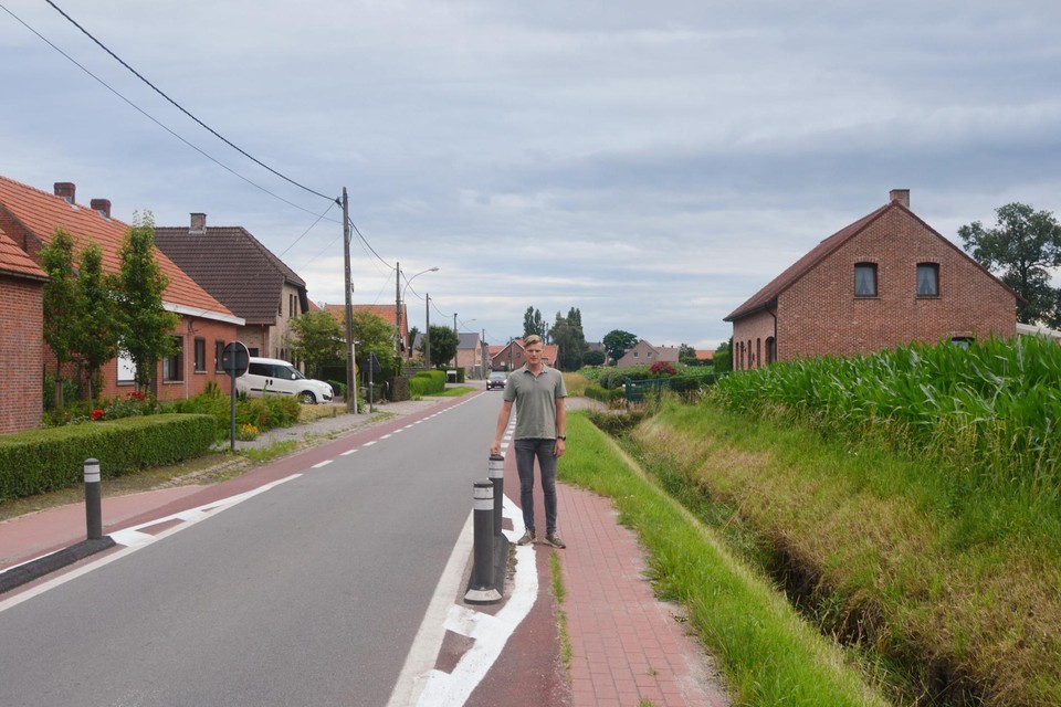 Schepen Van Looveren in de Baan waar een gescheiden riolering wordt aangelegd.