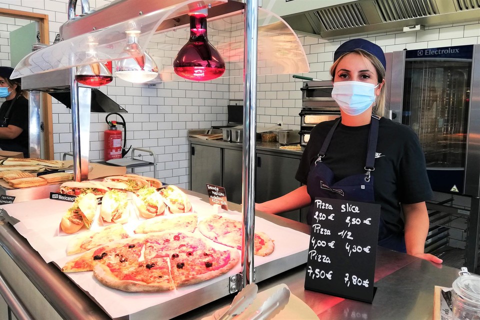 Catherine voorziet de studenten van pasta en pizza in het vernieuwde restaurant op Campus Kruidtuin.