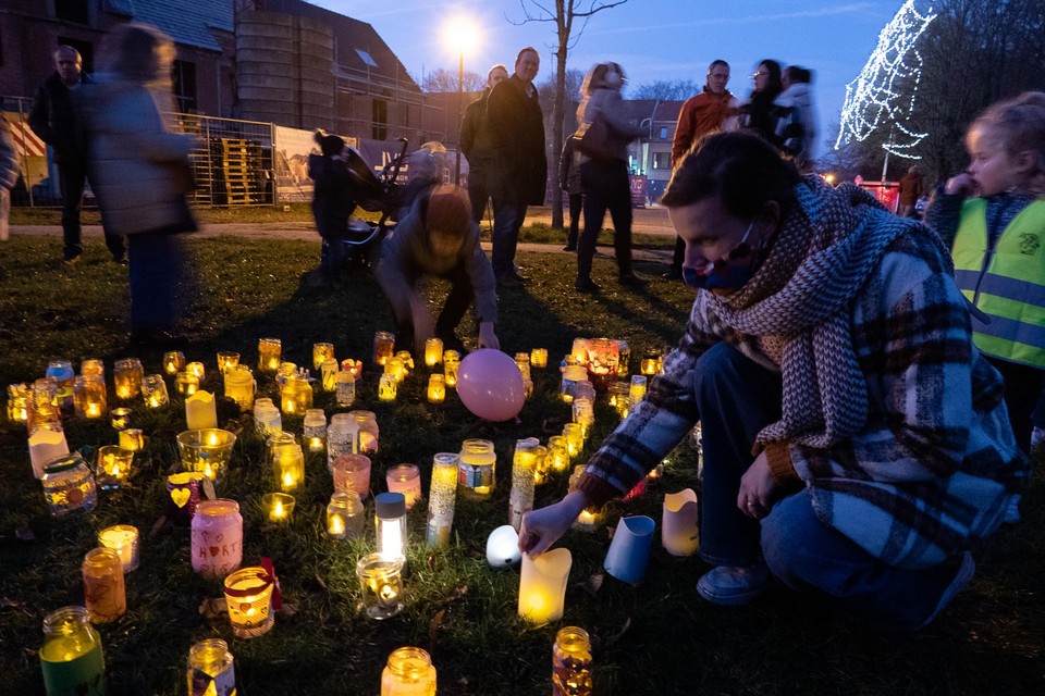 Ouders, kleuters, maar ook vele andere sympathisanten van wijkschooltje Hertebos kwamen een lichtje branden op het dorpsplein van ’s-Gravenwezel voor het voortbestaan van de school. 