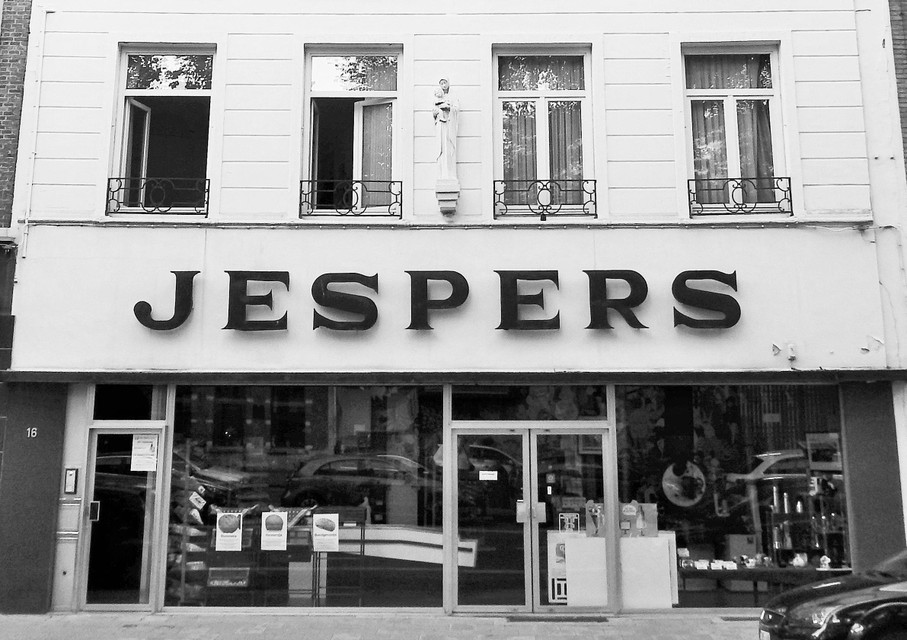 De in 2019 gesloten oorspronkelijke koffiewinkel van Jespers aan de Oever in de Antwerpse wijk Sint-Andries.