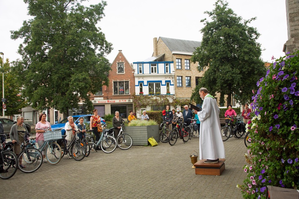 Saito is met zijn 10 jaar de jongste deelnemer aan de fietswijding.