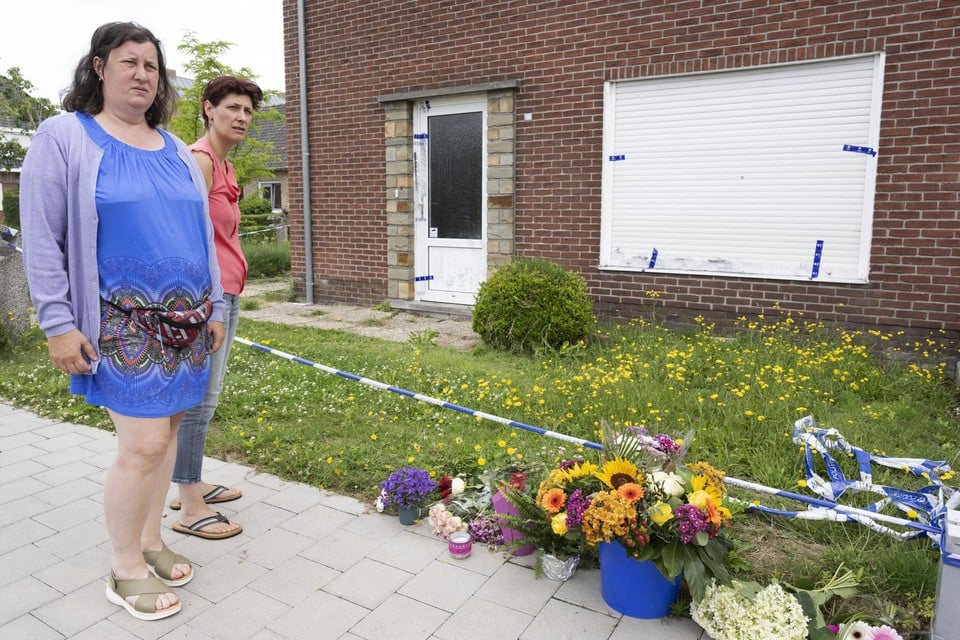 Heidi Mertens en Birgit Clevers staan even stil bij het huis in de Rodenbachstraat waar de dodelijke gijzeling zich afspeelde. 