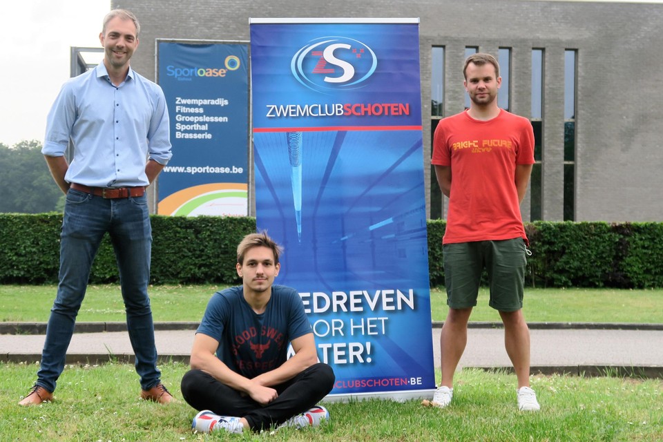 Xhoi Lavdaniti met coach Sepp Meyers (rechts) en voorzitter Peter De Meyer (links).