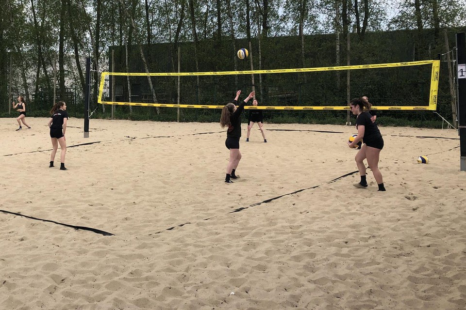 Beachvolley spelen op Costa Tesla.
