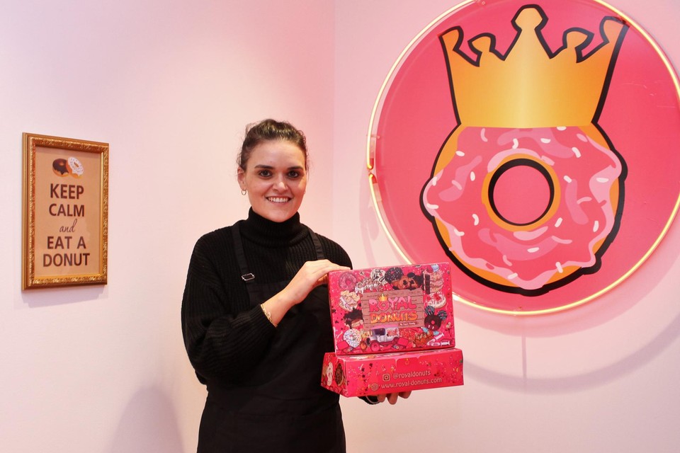 Gülsah Yakar toont de partybox.