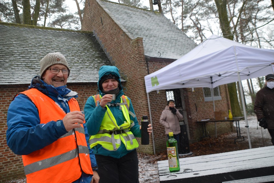 Stefan en Greet aan de kapel van Salphen met hun jenever en warme chocomelk die ze zelf meebrachten.