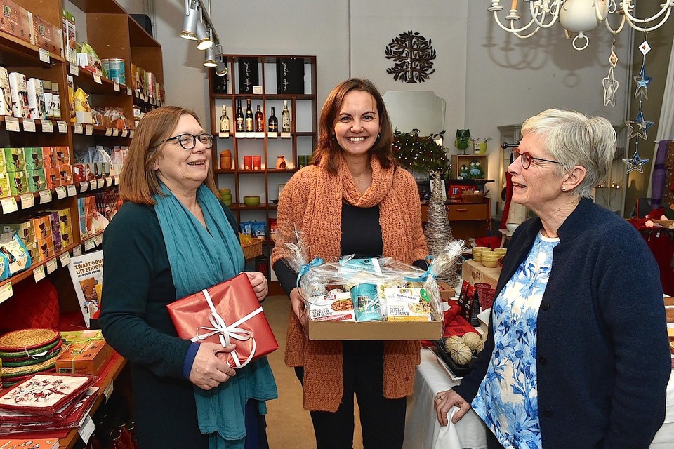 Oud-tenniskampioene Dominique Monami steekt bij Oxfam Wereldwinkel in Leest geregeld een handje toe.