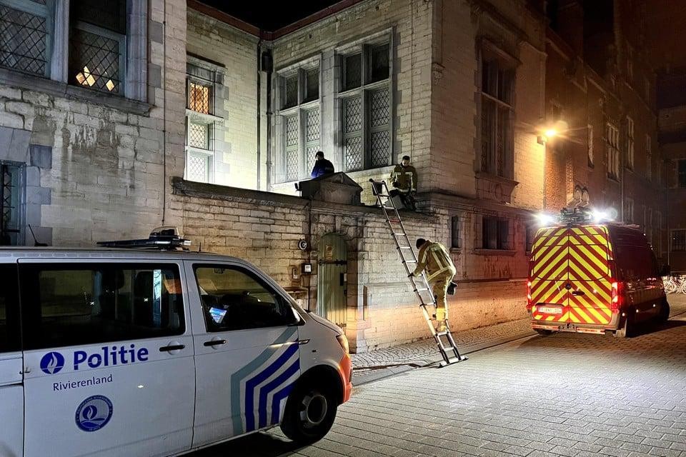 In het gerechtsgebouw van Mechelen werd een brandbom op het dak van de doorgang naar het cellencomplex gegooid.