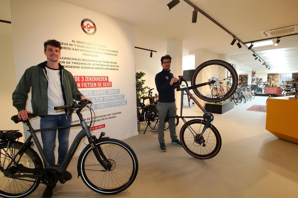Thomas Vanderhoydonck en Pieter Fillet tonen de nieuwe winkel van De Geus.
