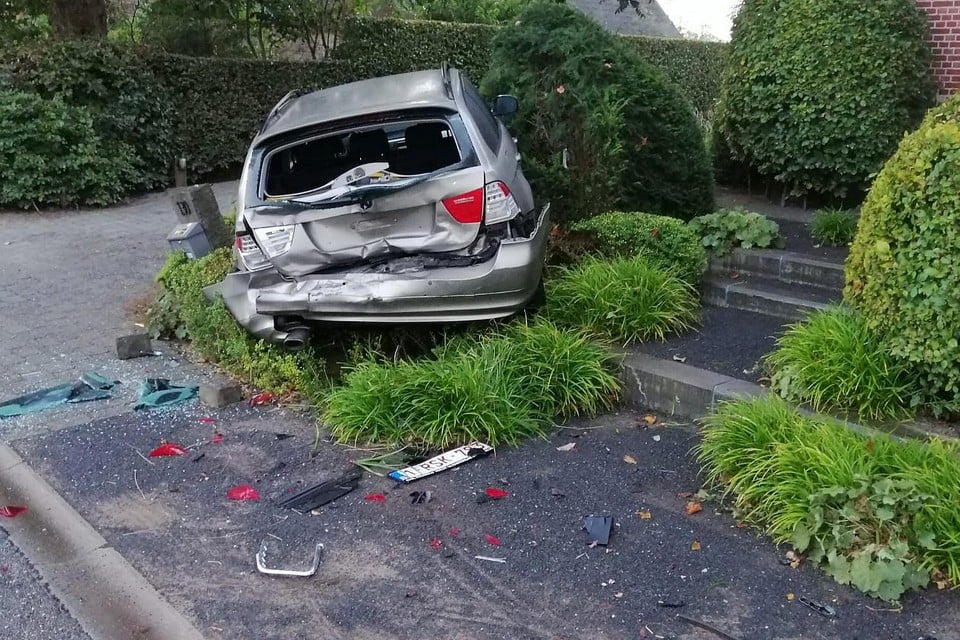 De BMW-stationwagen was ernstig gehavend nadat een onbekende bestuurder er ’s nachts achteraan op ingereden was.