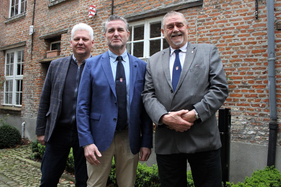 ‘Raetsmeester’ Peter Wyckmans, hoofdman Thomas Vanhoutte en medestichter Jim Goetze staan voor het Piepenholleke in het begijnhof.