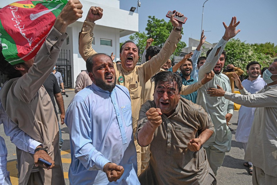 Aanhangers van Imran Khan kwamen naar het parlement om hun stem te laten horen. 