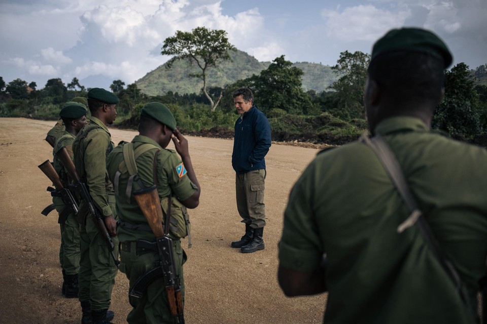 Emmanuel de Merode toen hij eerder dit jaar de troepen bezocht die de elektriciteitscentrale van het Virungapark verdedigen in Rutshuru  