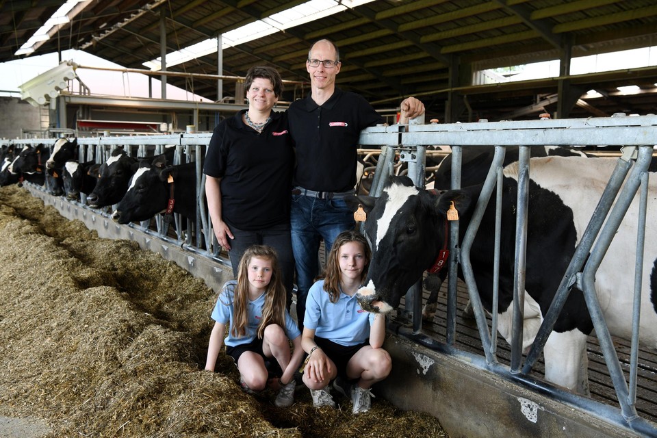 Petra en Wim, met Stiene en Ante, twee van hun drie dochters die maar al te graag helpen op de boerderij. 