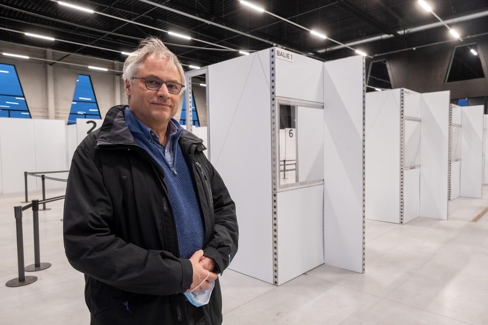 De inrichting van het vaccinatiecentrum in Log!Ville is klaar. “Het is nu wachten op het verlossende telefoontje”, zegt dokter Gunther d’Hanis.   