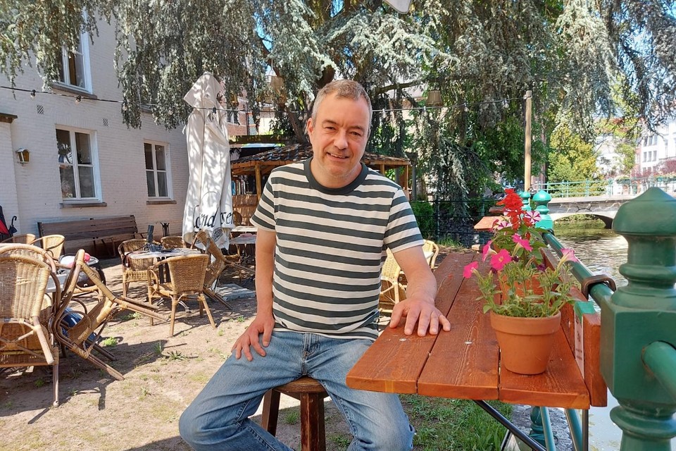 Vincent Stockman op het terras van bistro De Zimmer, waar naast de Binnennete de zomerconcerten plaatsvinden.