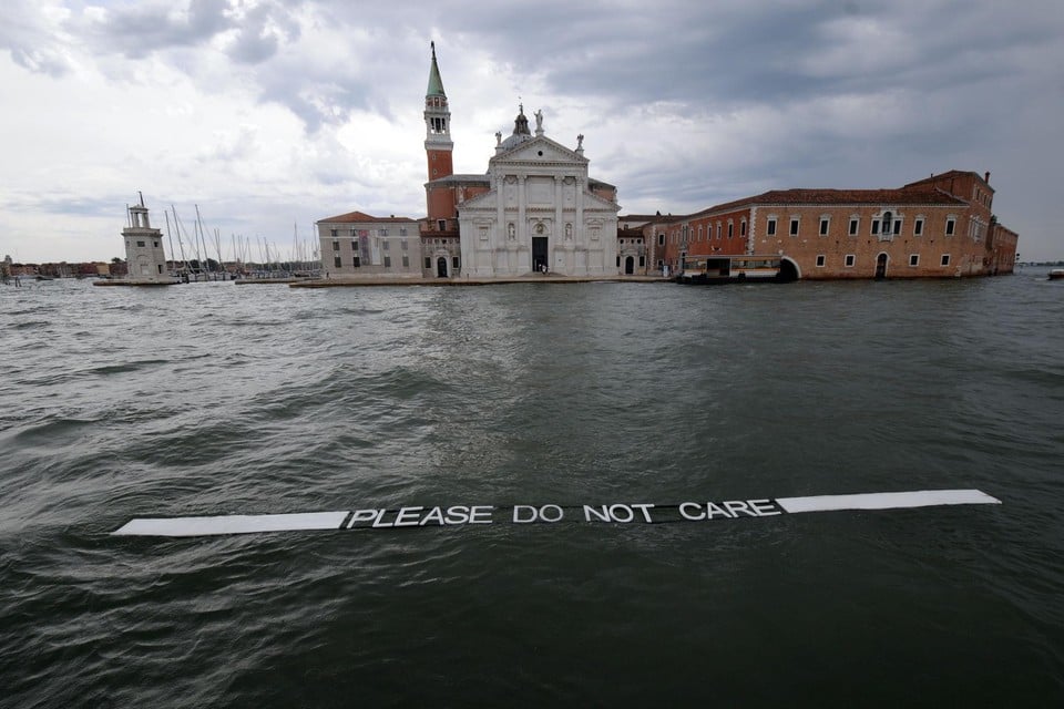 Please Do Not Care uit de serie Walk The Line aan San Maggiore in Venetië. 
