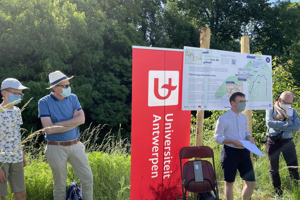 Ric Janssen geeft aan de Kattenberg uitleg over de Herentalse stadsvesten. Links kijkt ook professor Tim Soens mee.