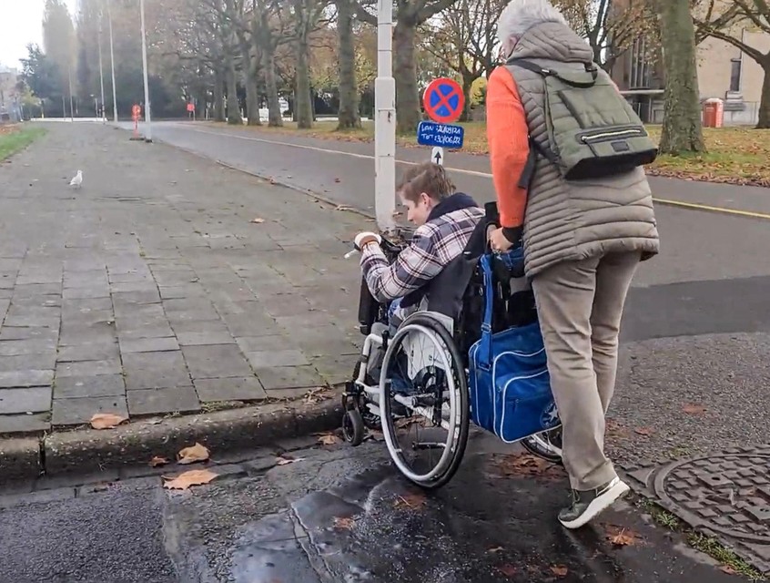 Ook de stoepranden zorgen voor obstakels.
