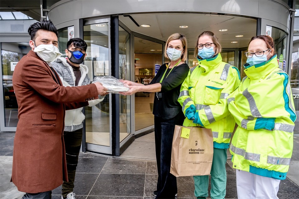 Aan het ziekenhuis Middelheim, een van de ZNA-vestigingen, kwamen asielzoekers deze week nog een pakket mondmaskers afgeven. 