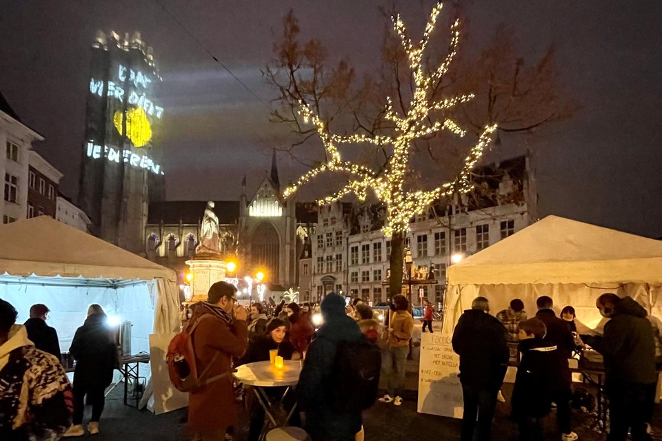 Op de Schoenmarkt staan enkele kraampjes.