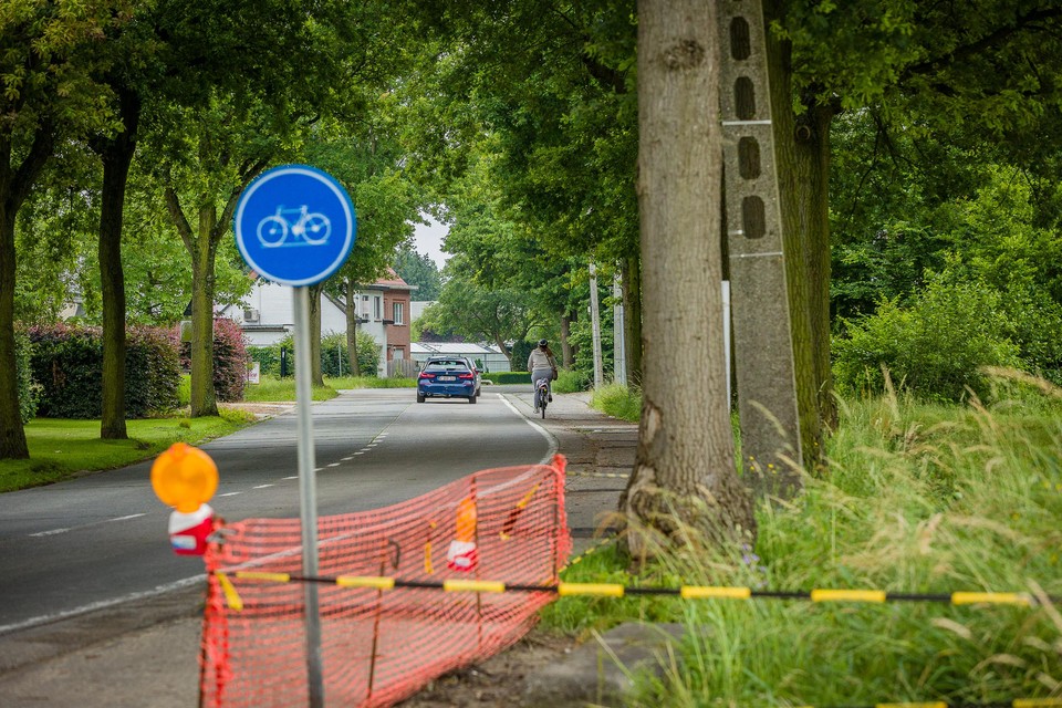 De politie viel zaterdagochtend binnen in één van de tuinbouwbedrijven in de Bergstraat. Beide zaakvoerders werden opgepakt en het bedrijf verzegeld.