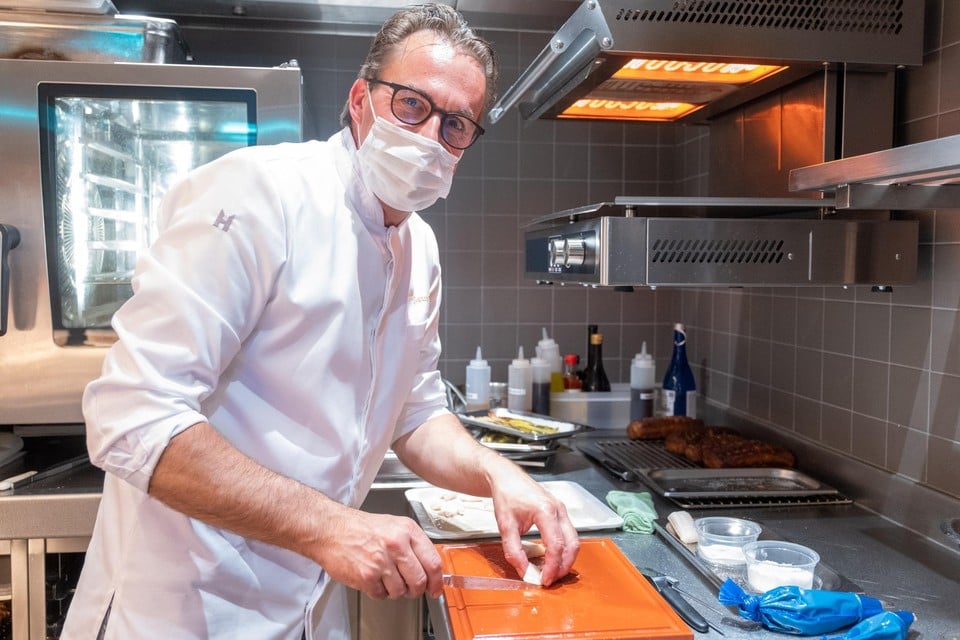 Viki Geunes aan de slag in zijn tijdelijk restaurant in wijndomein Valke Vleug in Liezele. “Dit voelt als een wedergeboorte.”
