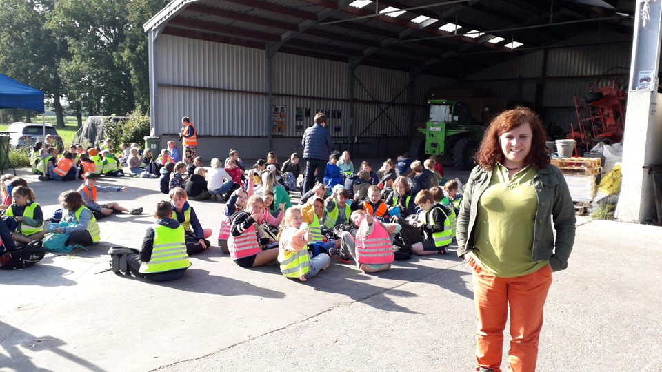 Karlijn Van Duffel maakt de 180 leerlingen wegwijs op de plattelandsklassen.