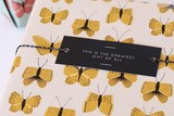 thumbnail: Van wrappers naar Vlinders. Bij Juttu vinden we dit handgetekend design met okergele vlinders op een beige achtergrond. Het papier is afkomstig van het Nederlandse merk House of Products en heeft wel meer pareltjes in zijn assortiment. Te koop op Juttu - 2,25 euro per rol 