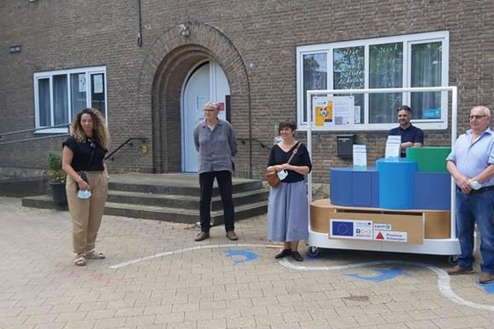 Nezha Attaf en Kathleen Helsen van Kamp C, schepen Steve D’Hulster (Mortsel), schepen Karel Van Elshocht (Kontich) en energiemeester Bruno stellen de ‘aha!-Mobiel voor.