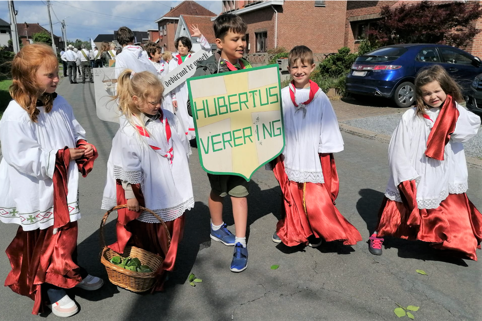 Kinderen dragen in een eerdere processie platen met duiding.
