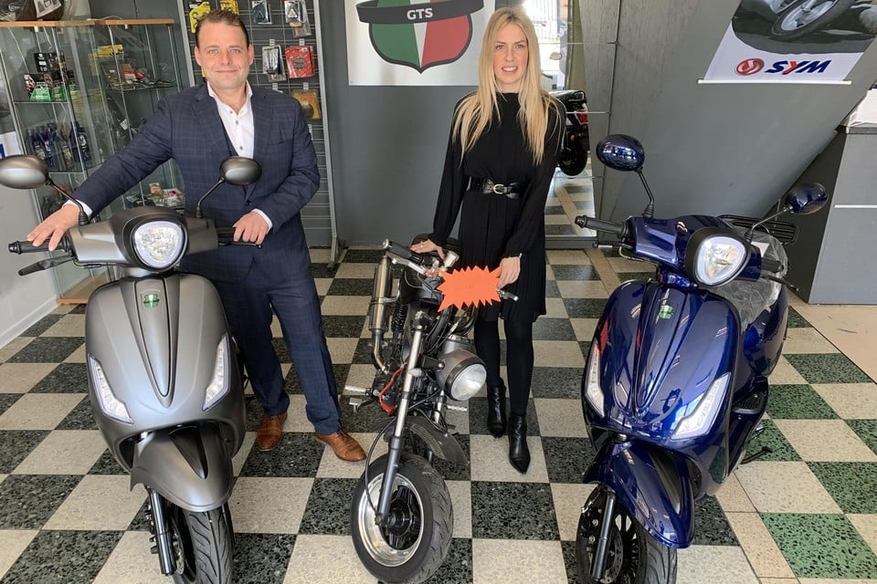 Zaterdag heropenden nieuwe uitbaters Kevin en Sarita Ruet de bekende bromfietszaak 2Wheelsshop op de Dendermondsesteenweg 58.