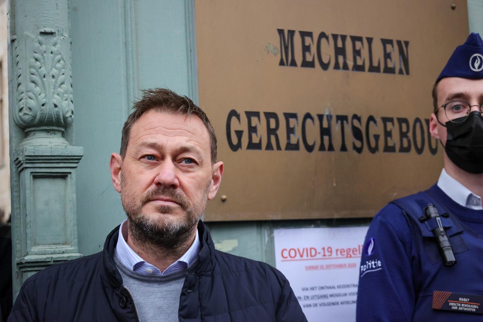 Bart De Pauw voor het Mechelse gerechtsgebouw. Na drie lange jaren is dag één van het proces eindelijk gepasseerd.