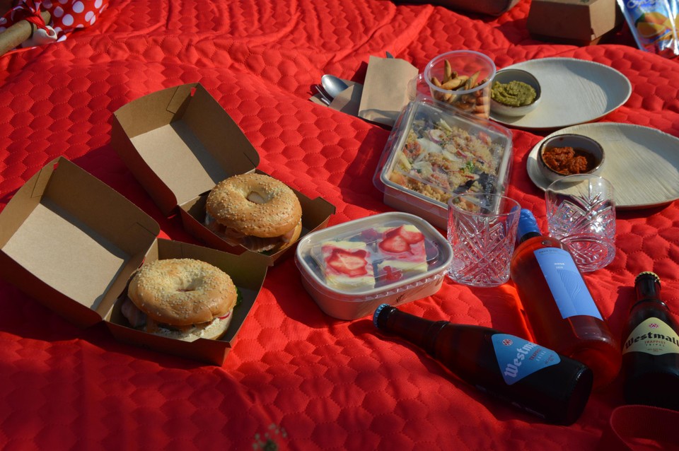 Yummie. De bagels, salade, dessert en diphapjes met Westmals bier, of wie wil met een wijntje.