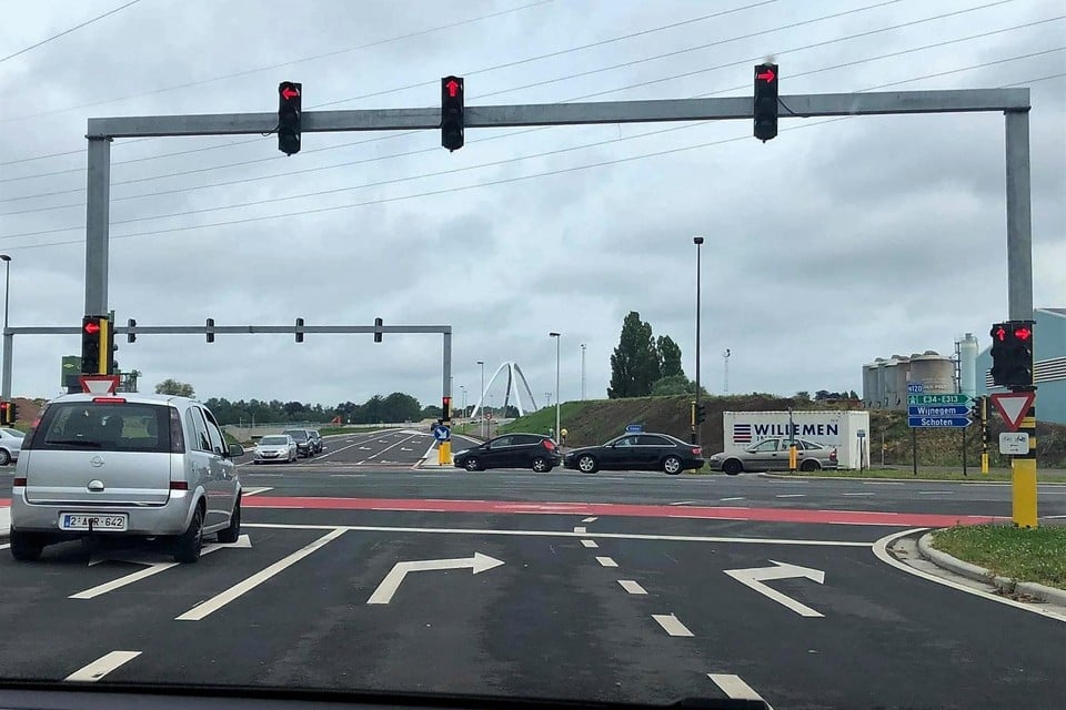 Het kruispunt voor de nieuwe Hoogmolenbrug. Verkeerslicht en wegmarkering stemmen niet overeen. 