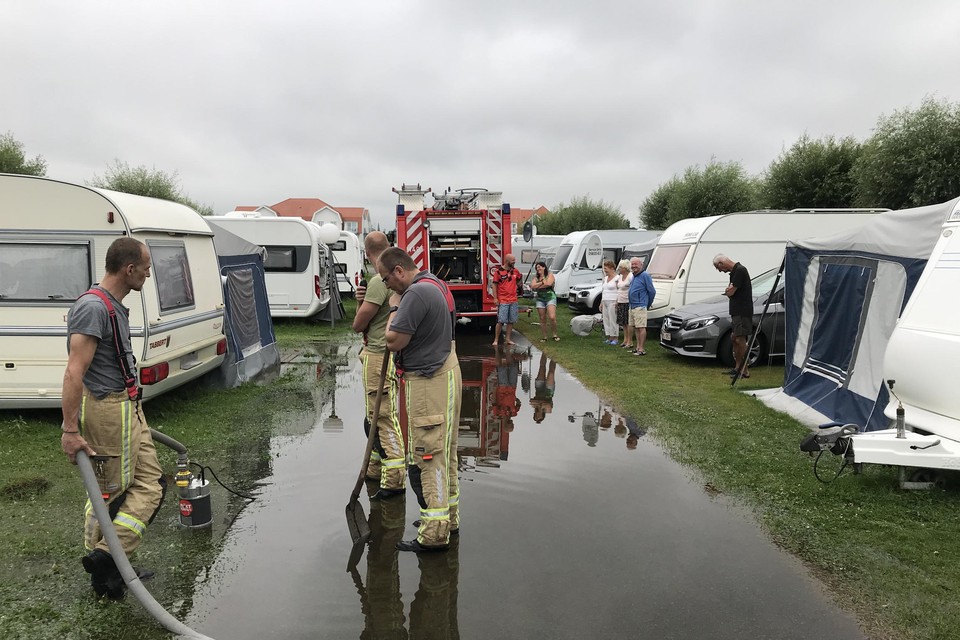 De brandweer was een ganse voormiddag aan de slag om te pompen.