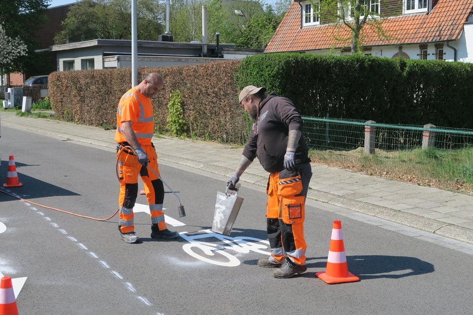 Nieuwe wegmarkeingen in Turfvaartlaan.