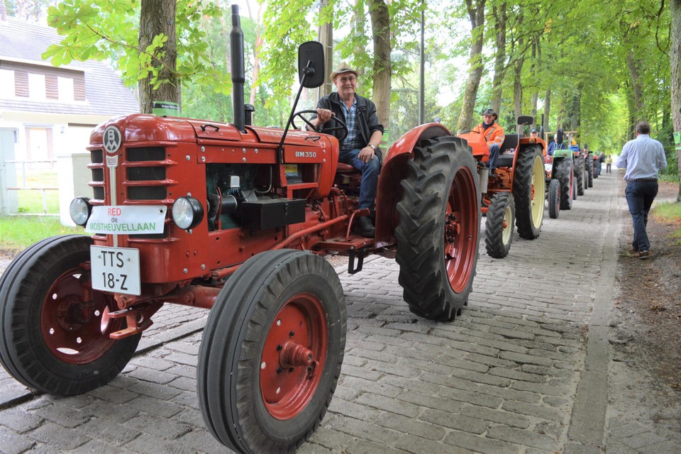 Gos in zijn tractor uit 1959 met de boodschap ‘Red de Mostheuvellaan’ vooraan op de ‘blokskens’ onder de lommerrijke kastanjebomen. 