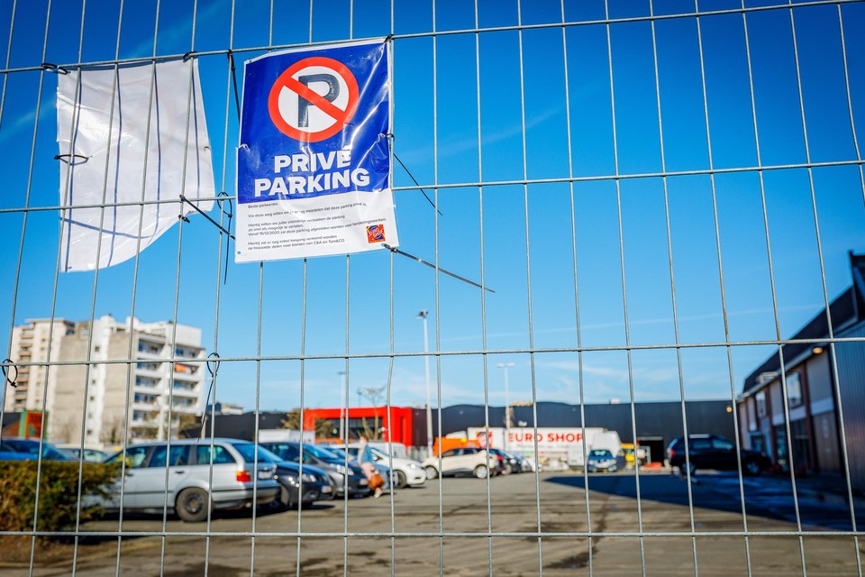 Bordjes waarschuwen gebruikers er al voor dat de site van de voormalige Carrefour een privéparking is.