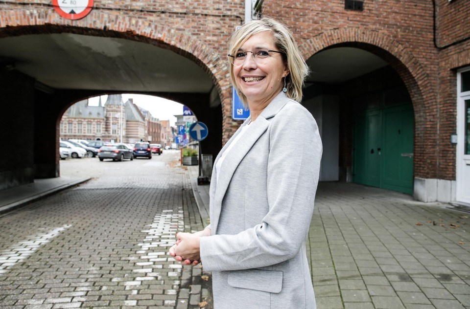 Vicky Versavel voor haar nieuwe werkplek: het inspraaklokaal voor de centrumvernieuwing, dat zich onder de bogen van de Markt bevindt en eind volgende week opengaat.