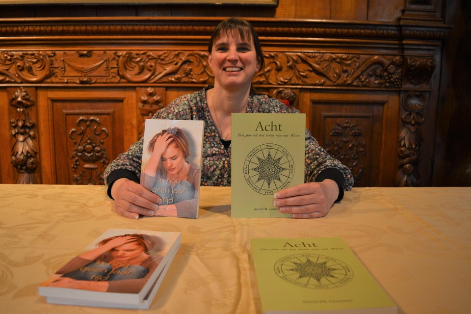 Schrijfster Astrid HL Goossens uit Brecht met haar twee boeken, een jeugdroman en een boek over hekserij.
