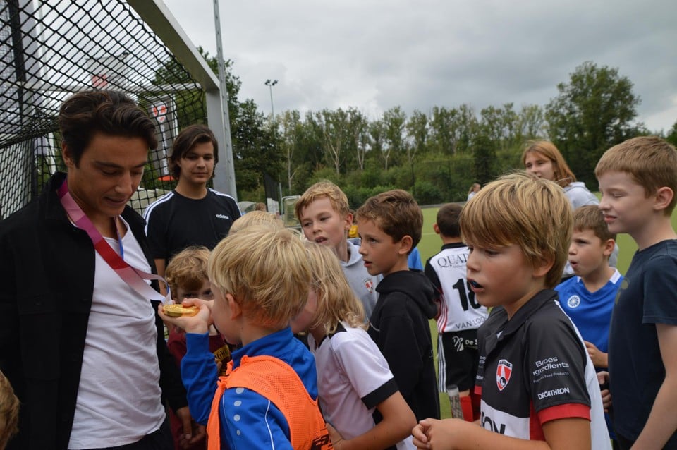 Thomas Briels bezoekt HC Blackbirds en toont zijn gouden plak van Tokio.
